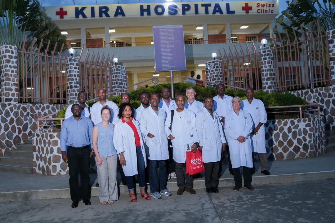 Équipe médicale AMUCAB et partenaires devant Kira Hospital