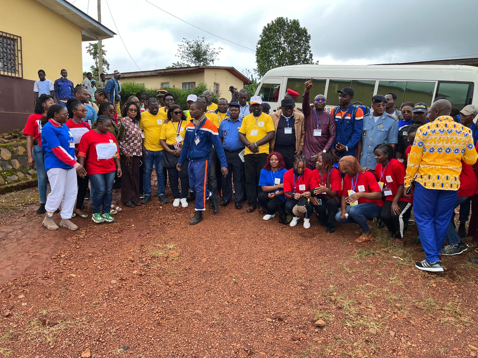 Grand groupe de participants et d'autorités réunis avant le départ d'une mission