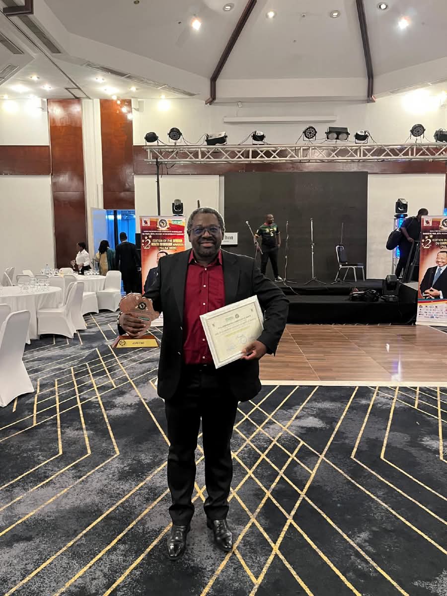 Le Président d'AMUCAB tenant le Prix Africain du Leadership en Santé